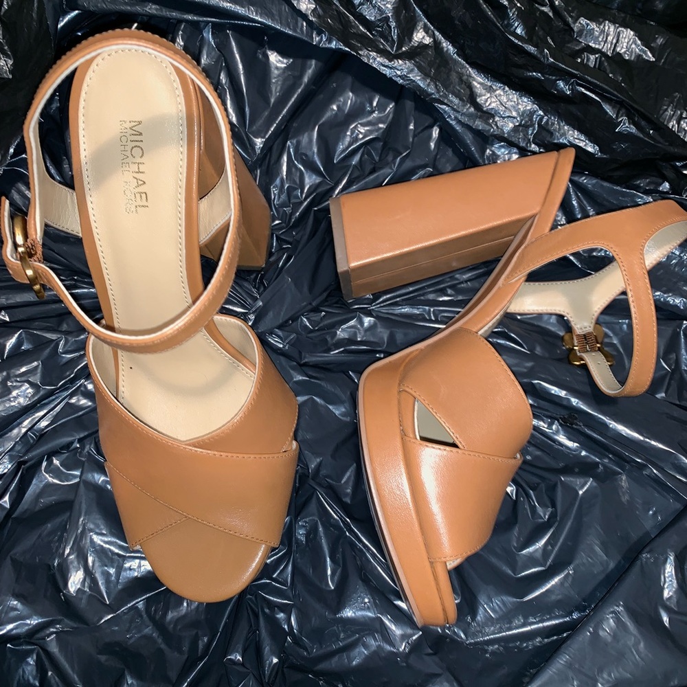 🔴🔴SOLD🔴🔴Authentic Michael Kors sandals